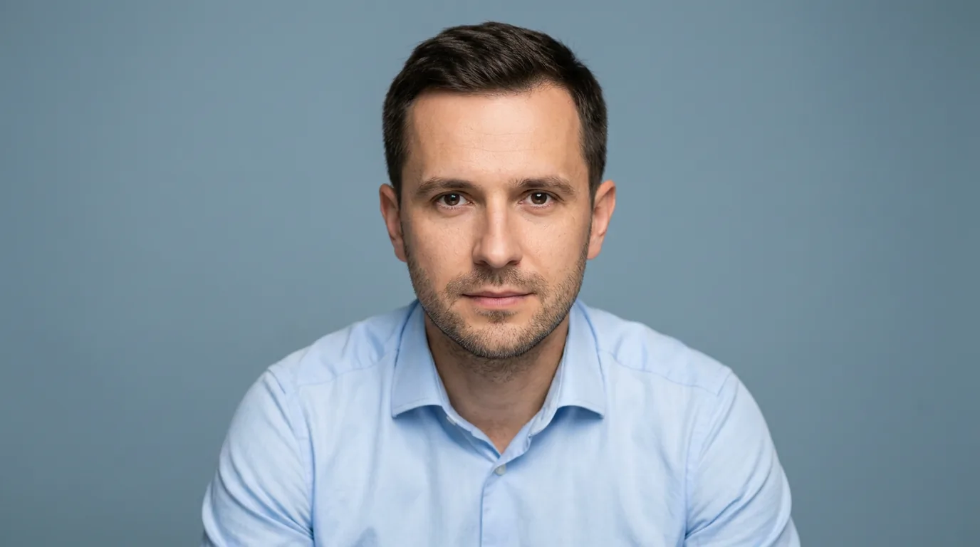 Michał Zieliński, specjalista od dokumentacji i procedur, portret 400 na 400 pikseli, studio